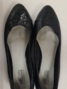 Cliffs by WHITE MOUNTAIN Black Croc-Embossed Pointed Toe Flats